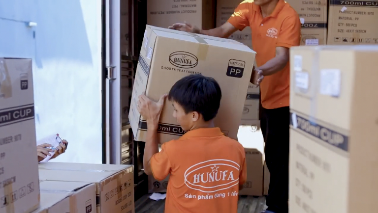 Dịch vụ vận chuyển ly nhựa hunufa